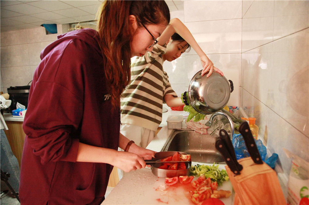 浙江农林大学公寓楼下建起“自助共享厨房”，学生想吃什么可以自己做