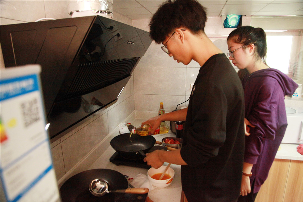 浙江农林大学公寓楼下建起“自助共享厨房”，学生想吃什么可以自己做